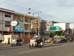Super Berani, Pemotor di Makassar Nekat Melintas Tepat di Depan Mobil Presiden Jokowi