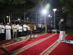 Salat Tarawih Bersama Jajaran Pegawai Pemkot Makassar, Danny Pomanto Ingatkan OPD Jaga Kekompakan