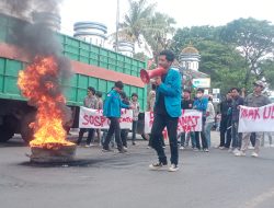 Mahasiswa Mulai Turun ke Jalan Tolak Kedatangan Jokowi di Sulsel