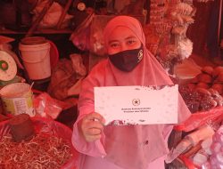 Dapat Bantuan Jokowi, Pedagang Pasar Terong Makassar Sumringah Dibagikan Amplop