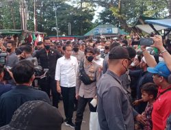 Blusukan di Pasar Terong, Jokowi Dikerumuni Ribuan Warga dan Bagi-bagi Kaos