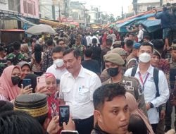 Tak Hanya Jokowi, Luhut Pandjaitan Jadi Rebutan Warga untuk Swafoto