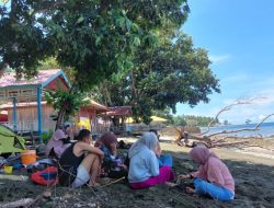 Tapandullu Beach Menjadi Destinasi Pilihan Warga Mamuju untuk Berwisata