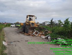 Dinas Perkim LH Pinrang Kerahkan Alat Berat Bersihkan Tumpukan Sampah di Jalan Lingkar Laleng Bata