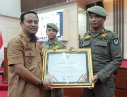 Amankan OTK Bawa Senpi, Gubernur Andi Sudirman Beri Penghargaan Tiga Personel Satpol-PP