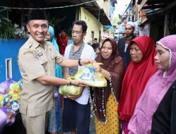 Silaturahmi Bersama Warga di Lorong Wisata, Diskominfo Makassar Bagi-bagi Sembako