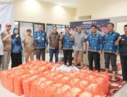 Sekwan DPRD Makassar Bagikan Makanan Siap Saji ke Warga Terdampak Banjir di Katimbang