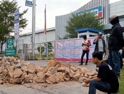 Viral! Gerbang Masuk Indogrosir Makassar Ditutup Tumpukan Batu