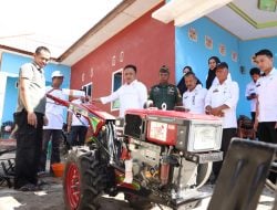 Jaga Petani Tetap Produktif, Ilham Azikin Salurkan Langsung Hand Traktor