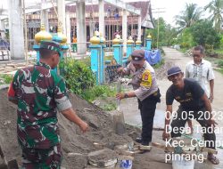 Personel TNI-Polri Ikut Bantu Warga Bangun Masjid di Cempa, Pinrang