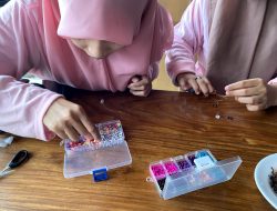 Gelar Workshop, Srikandi Ganjar Sulsel Ajak Perempuan Milenial Buat Cicin dan Gelang