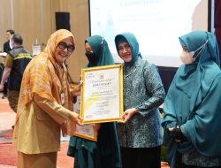 Berdedikasi Sukseskan Pencegahan dan Pengendalian Penyakit, Indira Yusuf Ismail Diganjar Penghargaan