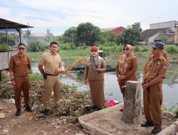 Kadis PU Makassar Tinjau Langsung Lokasi Pengerukan Drainase di Panakkukang