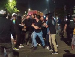 Demo Hardiknas 2023 di Makassar Berlangsung Ricuh, Unras Hingga Malam Dibubarkan Paksa Polisi