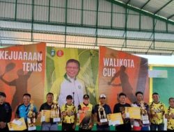 Taufan Pawe Serahkan Piala dan Uang Pembinaan ke Pemenang Turnamen Tenis Lapangan Wali Kota Cup 2023