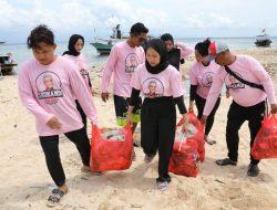 Hardiknas 2023, Srikandi Ganjar Jatim Bersih-Bersih Pantai di Gili Ketapang