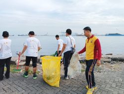Wujudkan Lingkungan Hidup Bersih, Polsek Paotere Kerja Bakti Bersihkan Sampah Kawasan Paotere