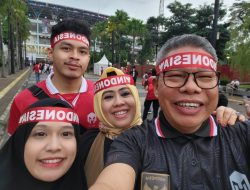 Kompak Bersama Keluarga, Erna Taufan Dukung Timnas dengan Nobar di Stadion GBK