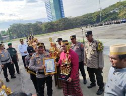 Apel Kasat Kamling, Kapolres Pelabuhan Makassar Berikan Piala dan Piagam Penghargaan Lomba Siskamling