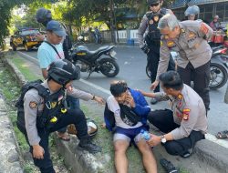 Respon Cepat, Personil Polres Pelabuhan Makassar Bantu Pengendara Korban Laka Lantas