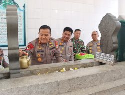 HUT Bhayangkara 77: Kapolda Sulsel dan Kapolres Yudi Frianto Berziarah ke Makam Pangeran Diponegoro