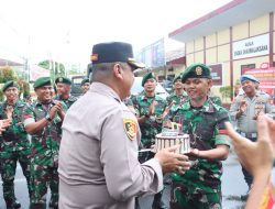 Kapolres Gowa Dapat Kue Ulang Tahun Dari Divisi Infanteri 3/Kostrad Pakkatto