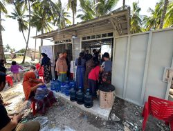 Air Bersih di Pulau Karumpa Tepenuhi Berkat  Arsinum, Warga: Terima Kasih Pak Gubernur Andi Sudirman