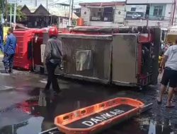 Mobil Damkar Makassar Terguling di Jalan Pongtiku Saat Menuju Lokasi Kebakaran