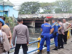 Polres Pelabuhan Makassar Bersama Masyarakat Kompak Bersihkan Kanal Pannampu