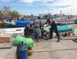 Polri Penolong Masyarakat, Polsek Kawasan Paotere Bantu Warga Turun Dari Kapal