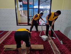 Tahun Baru Islam 1445 H, Polres Pelabuhan Makassar Bersih-bersih Masjid