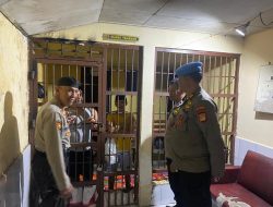 Tingkatkan Keamanan, Kasi Propam Polres Pelabuhan Makassar Kontrol Tahanan Mako dan Polsek