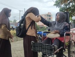 Kisah Seorang Guru SD di Sidrap, Berangkat Mengajar Pakai Kursi Roda