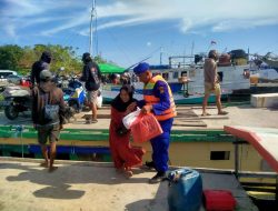 Dekatkan Diri dengan Masyarakat, Satpolair Polres Pelabuhan Makassar Bantu Warga Pulau Turun dari Kapal