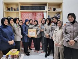 Peringati HUT ke-75 Polwan, Polisi Wanita Polres Pelabuhan Makassar Anjangsana ke Purnawirawan