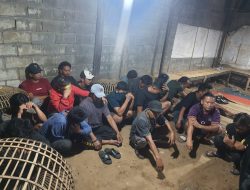 Lagi Asyik Judi Sabung Ayam, Puluhan Warga Makassar Kocar-kacir Digrebek Polisi