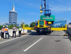 Gagal Nanjak, Mobil Kontainer Terbalik di Tol Layang Pettarani Makassar