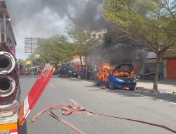 Sebuah Mobil Sedan Hangus Terbakar di Dekat Pasar Segar Makassar