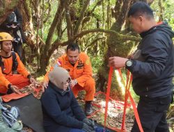 Cedera, Pendaki Gunung Bawakaraeng Dievakuasi SAR Gabungan Dari Pos 8