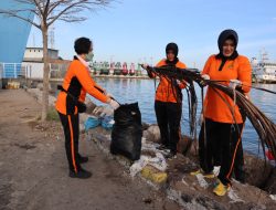 Peduli Lingkungan, Polwan Polda Sulsel Gelar Bersih Pantai