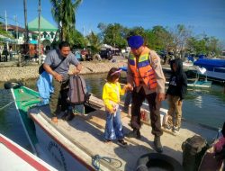 Beri Pelayanan Prima, Satpolairud Polres Pelabuhan Makassar Bantu Masyarakat yang Turun Dari Kapal