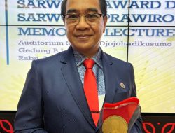 Rektor Unhas Terima Penghargaan ‘Sarwono Prawirohardjo Memorial Lecture Tahun 2023’ dari BRIN