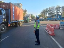 Jaga Kamseltibcar Dijalan, Satlantas Polres Pelabuhan Makassar Lakukan Pengaturan Lalu Lintas