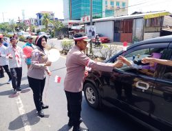 Karnaval Proklamasi, Samsat Pangkep Bagikan Bendera Ke Pengguna Jalan