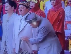 Menteri PUPR Basuki Usil Cek Baju Erick Tohir saat Upacara HUT RI Ke-78