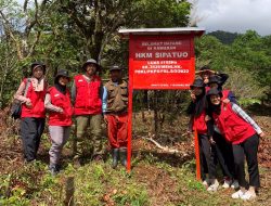Mahasiswa KKNT Unhas Perhutanan Sosial Desa Harapan Pasang Papan Selamat Datang di KHK Sipatuo