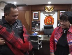 Sarung Mandar Tanda Penghargaan Saat Pertemuan Tokoh Perempuan Sulbar dan Kapuspenkum