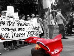 Bendera PDIP Dibakar dalam Aksi Unjuk Rasa Mahasiswa HMI di Jakarta