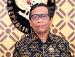 Mahfud MD Sesalkan Tindakan Aktivis HMI Bela Rocky Gerung dengan Bakar Bendera PDIP