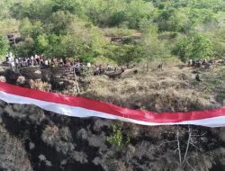 Pemdes Kaleko’mara Bentangkan Merah Putih 150 Meter di Bukit Taliung